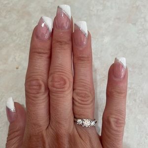 Moissanite 0.85 cttw Three Stone Engagement Ring, Sterling Silver Size 5 💎🩶